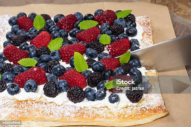 Berry Pastel Casero Con Cuchilla Foto de stock y más banco de imágenes de 2015 - 2015, Al horno, Alimento