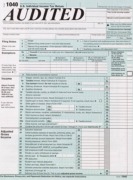auditoría de los impuestos sobre la renta de forma individual - flagged fotografías e imágenes de stock