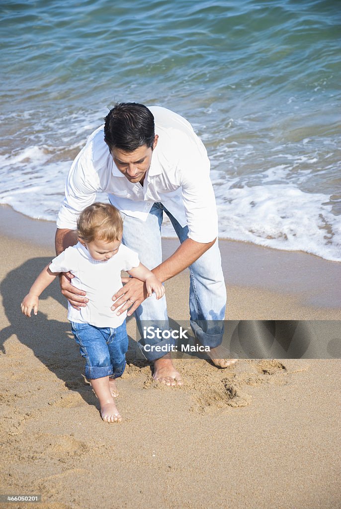 Père et fils sur la plage - Photo de 6-11 mois libre de droits