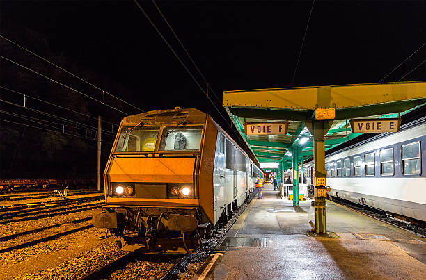 tren nocturno a niza en culmont-chalindrey estación de francia - cable car driver transportation occupation tramway fotografías e im�ágenes de stock