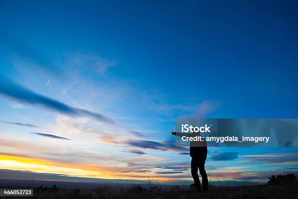 Pôr Do Sol Silhueta Homem Liderança - Fotografias de stock e mais imagens de Apontar - Apontar, Apontar - Sinal Manual, Caminho Adiante