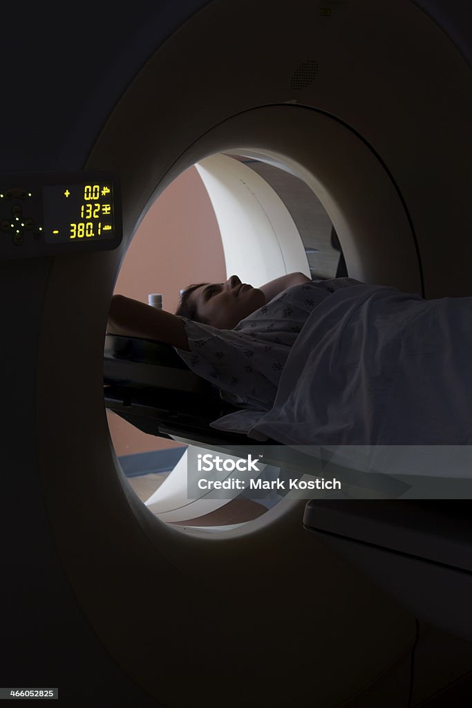 Женщина, получающих Система медицинского сканирования - Стоковые фото Болезнь роялти-фри