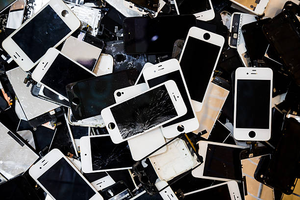 pilha de smartphones com ecrã lcd fissurado ou danificado - stack damaged imagens e fotografias de stock