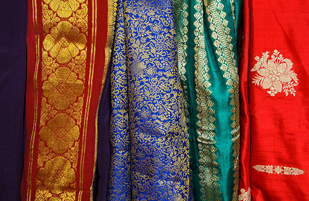 tessuto colorato sari - silk textile red hanging foto e immagini stock