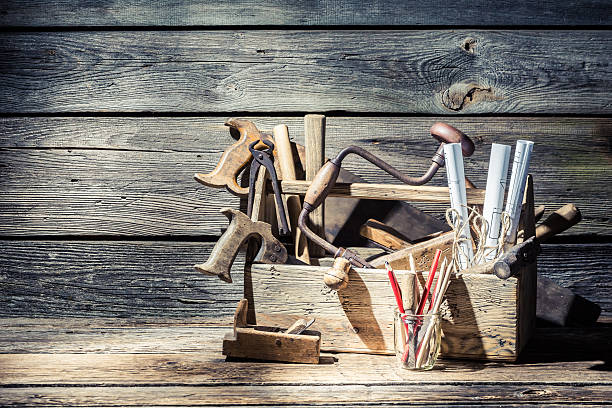 винтажный карпентер инструменты в ящик для инструментов - carpentry toolbox craft product work tool стоковые фото и изображения