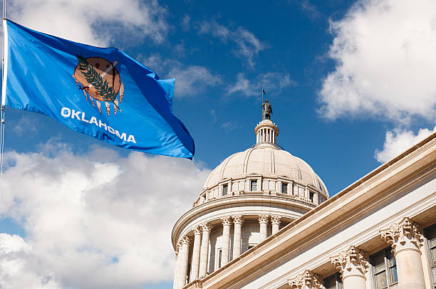 oklahoma state capitol building und flagge - flag of oklahoma stock-fotos und bilder