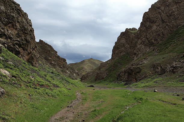 landschaften der mongolei - regenwetter ストックフォトと画像