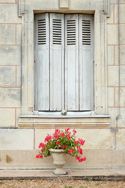 geraniums - klappläden imagens e fotografias de stock