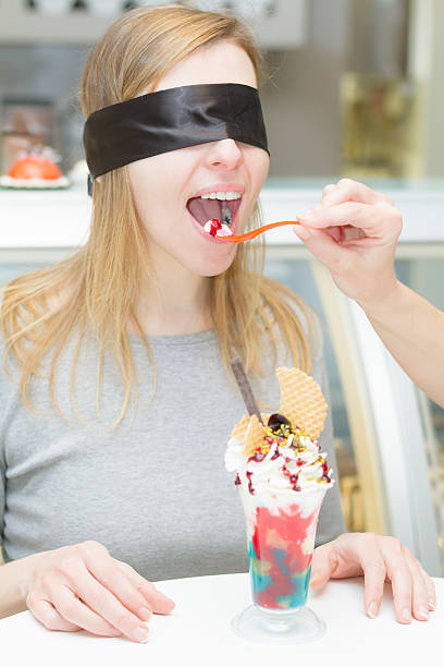 jeune femme dégustation blindfolded glace - spoon tasting women sex symbol photos et images de collection