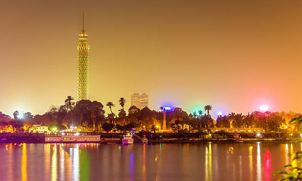 vista de la torre de el cairo-egipto en la noche - cairo egypt africa night fotografías e imágenes de stock