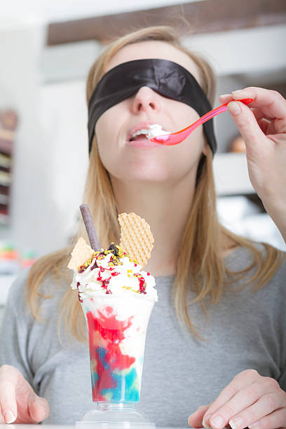 jeune femme dégustation blindfolded glace - spoon tasting women sex symbol photos et images de collection