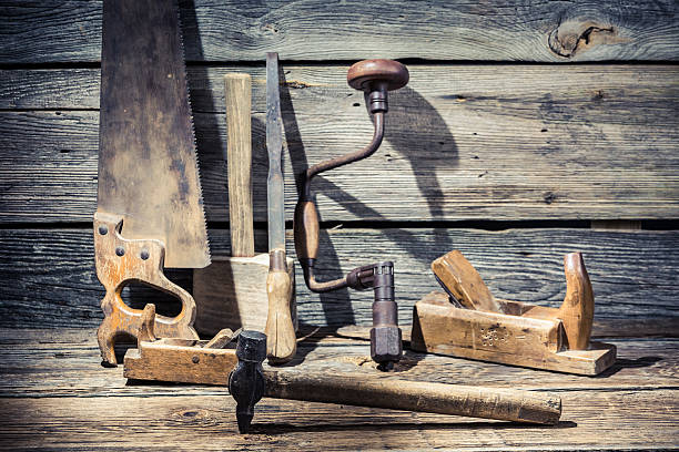 молоток, смотрел и стамеска в исправном состоянии столярные стенде - carpentry toolbox craft product work tool стоковые фото и изображения