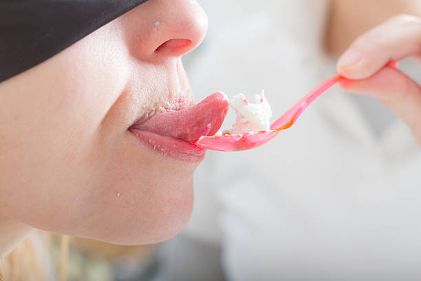 blindfolded 若い女性のアイスクリーム - spoon tasting women sex symbol ストックフォトと画像