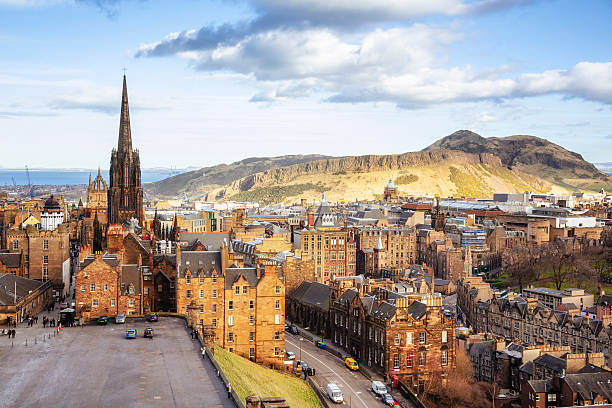 มองผ่านเมืองเก่าเอดินบะระไปยังที่นั่งอาร์เธอร์ส - edinburgh scotland ภาพสต็อก ภาพถ่ายและรูปภาพปลอดค่าลิขสิทธิ์