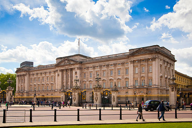 Buckingham Palace, London London, UK - May 14, 2014: Buckingham Palace the official residence of Queen Elizabeth II and one of the major tourist destinations U.K. Street view with tourists and people walking by. main entrance gate with lanterns elizabeth i of england photos stock pictures, royalty-free photos & images