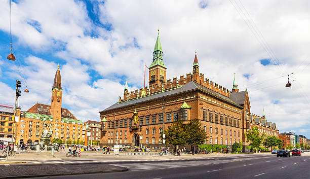 vista da câmara municipal de copenhague, dinamarca - denmark danish culture copenhagen sculpture - fotografias e filmes do acervo