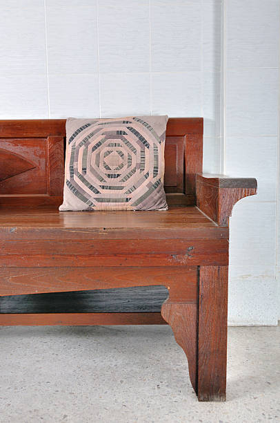 Estilo asiático em sofá de madeira de tecido de Almofada - fotografia de stock
