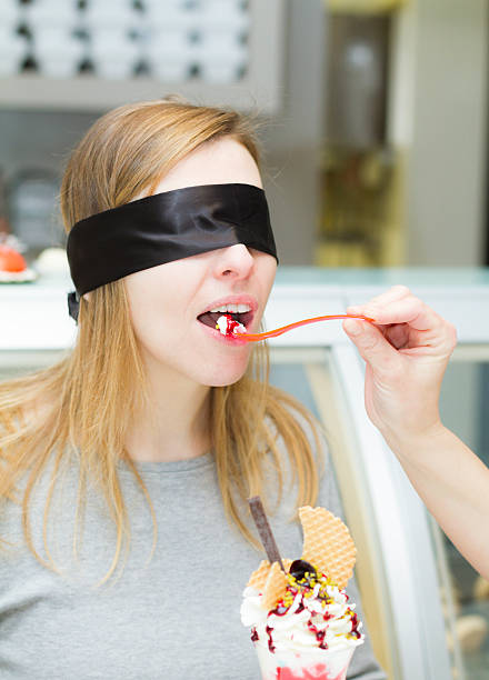 jeune femme dégustation blindfolded glace - spoon tasting women sex symbol photos et images de collection