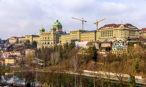 vista do palácio federal da suíça (berna bundeshaus) em - berne the reichstag swiss culture parliament building imagens e fotografias de stock
