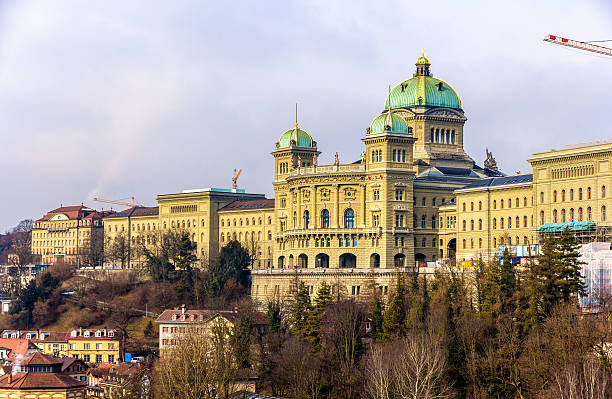 vista do palácio federal da suíça (berna bundeshaus) em - berne the reichstag swiss culture parliament building imagens e fotografias de stock