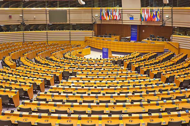 the interior of european parliament hemicycle  in brussels, belgium - plenaire vergadering fotos stockfoto's en -beelden
