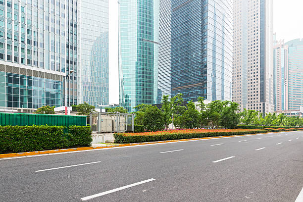 il viale di secolo scena di strada in shanghai lujiazui, cina. - city urban scene business china foto e immagini stock