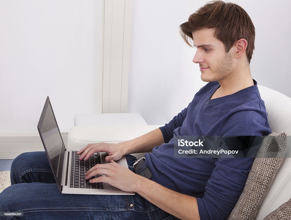 Homem usando Laptop - Foto de stock de Adulto royalty-free