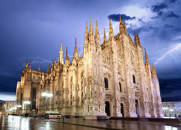 cúpula de catedral de milão, itália - milan italy cathedral duomo of milan night - fotografias e filmes do acervo