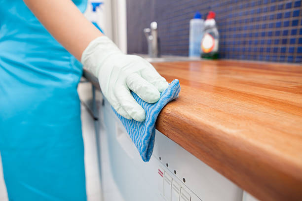 frau reinigung küche arbeitsplatte - stereotypical housewife women domestic kitchen brown hair stock-fotos und bilder