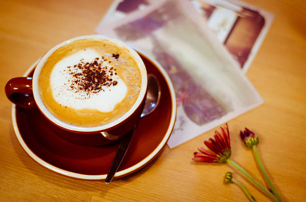 tazza di cappuccino caffè e cartoline. - single flower brown wood spice foto e immagini stock