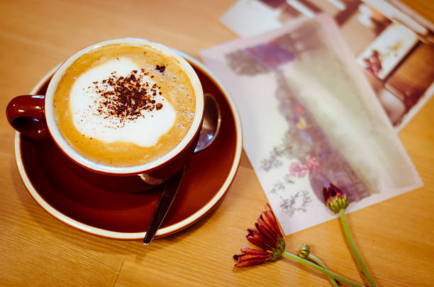 tazza di caffè e cartoline di memoria. - single flower brown wood spice foto e immagini stock