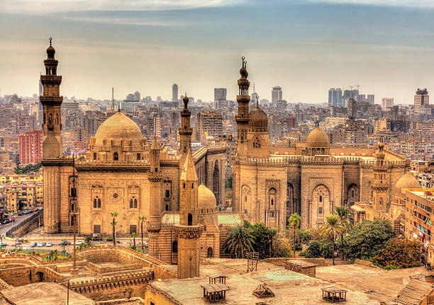 vista de las mezquitas del sultán hassan al-rifai y - cairo egypt mosque minaret fotografías e imágenes de stock