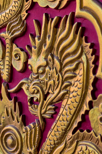 golden dragon testa sulla porta di legno rosso - asian culture dragon textile symbol foto e immagini stock