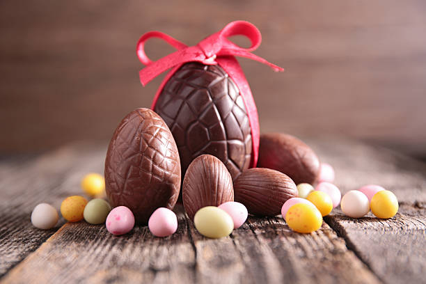 huevos de pascua - huevo de pascua de chocolate fotografías e imágenes de stock