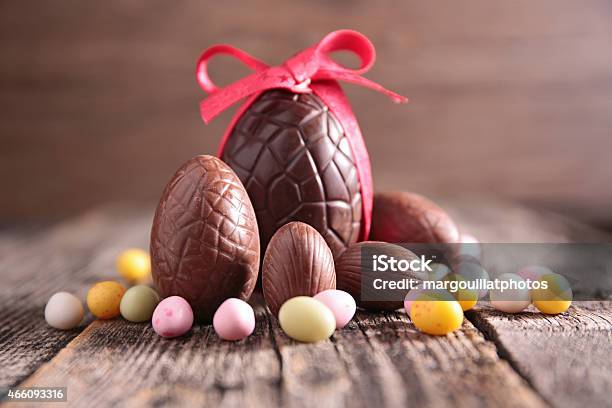 Huevos De Pascua Foto de stock y más banco de imágenes de Pascua - Pascua, Chocolate, Huevo de Pascua