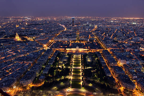 noc widok na paryż z wieży eiffla - paris france roof apartment aerial view zdjęcia i obrazy z banku zdjęć
