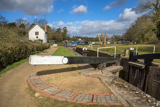 canal de - warwickshire narrow nautical vessel barge - fotografias e filmes do acervo