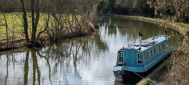 canal de - warwickshire narrow nautical vessel barge - fotografias e filmes do acervo