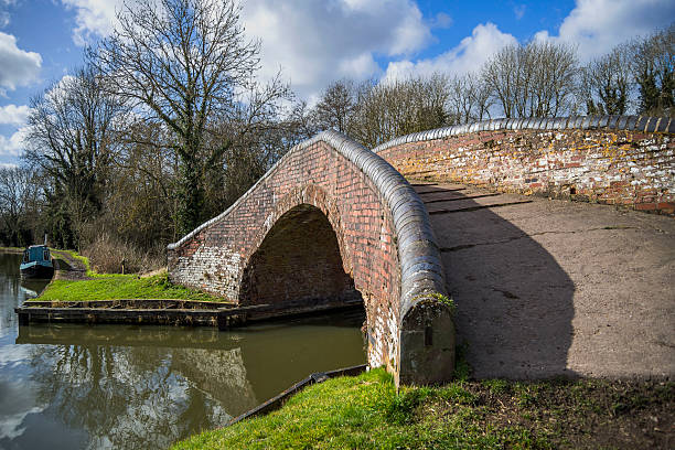 canal de - warwickshire narrow nautical vessel barge - fotografias e filmes do acervo