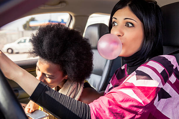 mujer jugando con goma de mascar en un viaje por carretera - chewing gum women bubble blowing fotografías e imágenes de stock