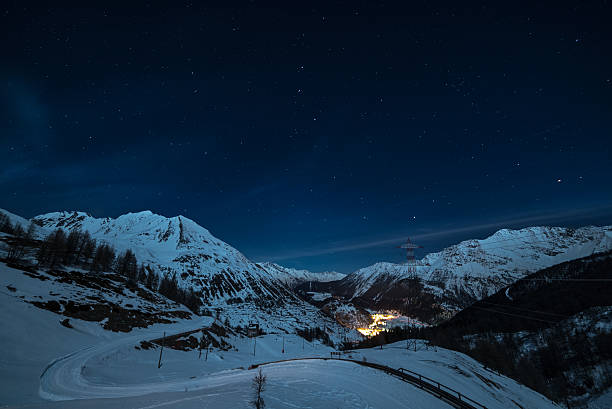 la thuile ski resort à noite - courmayeur european alps mont blanc mountain - fotografias e filmes do acervo
