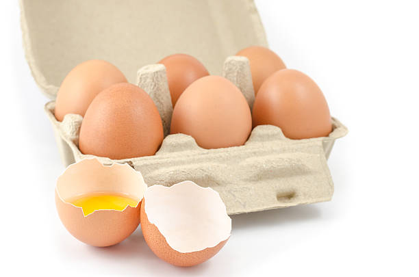 ovos em um papel cinza caixa em fundo branco - cholesterol ellipse shell box - fotografias e filmes do acervo