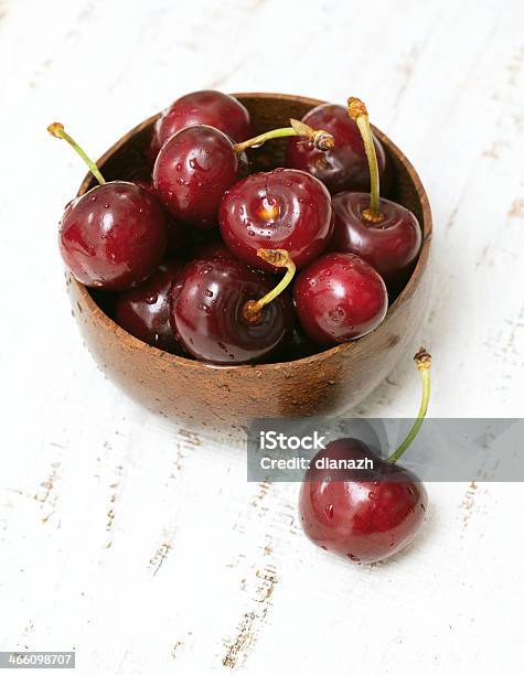 Cereja Em Tigela Sobre Uma Superfície De Madeira - Fotografias de stock e mais imagens de Alimentação Saudável - Alimentação Saudável, Amontoar, Branco