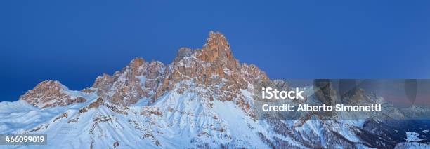 Foto de Crepúsculo Nas Dolomitas e mais fotos de stock de Alpes europeus - Alpes europeus, Arrebol, Beleza natural - Natureza