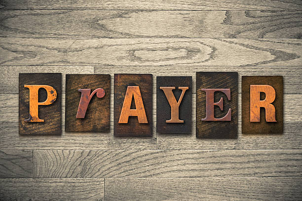 concetto di preghiera in legno tipo rilievografia - praying religion spirituality letterpress foto e immagini stock