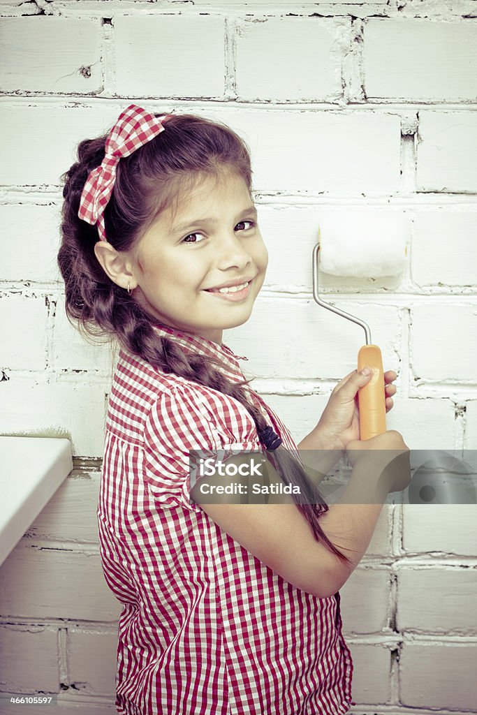 Menina segurando Rolo para Pintar - Foto de stock de 8-9 Anos royalty-free