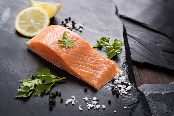 saumon frais avec des épices, concept de cuisine - food dinner prepared fish gourmet photos et images de collection