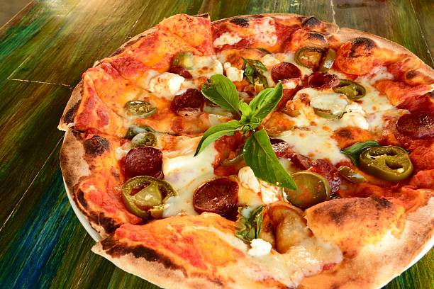Pizza com manjericão fresco assado e linguiça - foto de acervo