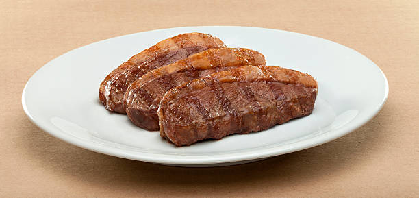 picanha fatiada em prato branco - steak grilled beef plate fotografías e imágenes de stock