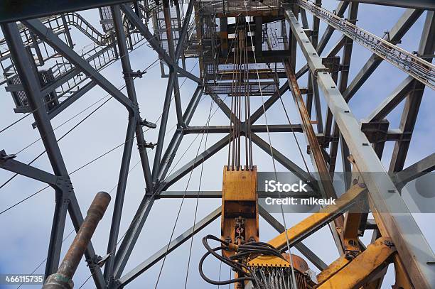 Foto de Derrick Torre De Perfuração De Estação Petrolífera e mais fotos de stock de Equipamento - Equipamento, Escada - Objeto manufaturado, Estrutura construída